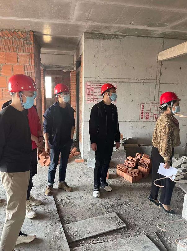 公司營(yíng)銷(xiāo)部新同事一起參觀(guān)考察公司正在供貨項(xiàng)目，天氣舒適！